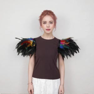 Pair of Colorful Feather Epaulettes, Festival Shoulder Accessory, Cosplay Costume Armor, Drag Show Shoulder Pads, Carnival Performance Wear