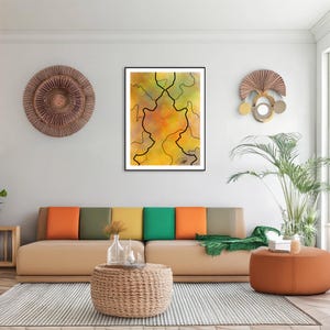 Può includere: Stampa artistica astratta in una cornice nera. L'opera presenta uno sfondo giallo, arancione e verde con arte lineare nera. La stanza ha un divano beige con cuscini colorati, un tavolino intrecciato e un tappeto a righe.