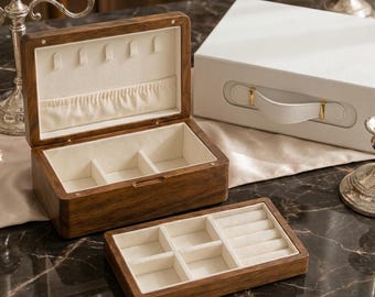 Caja de joyería de nogal grabada a medida, regalo de quinto aniversario de madera