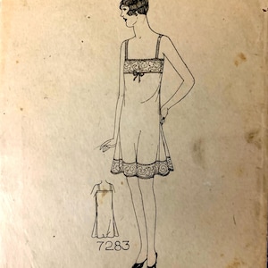 Könnte beinhalten: Eine Vintage-Schnittmuster-Illustration mit der Nummer 7283, die ein knielanges Unterkleid mit breiten Trägern, einem geraden Ausschnitt und einer kleinen Schleife in der Mitte zeigt. Das Kleidungsstück hat eine Spitzenborte am Ausschnitt und Saum.