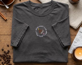 刺繍入りTシャツ、ビーンハートクラブTシャツ、コーヒー好きTシャツ、おしゃれなコーヒー豆シャツ、かわいいバリスタクラブの服