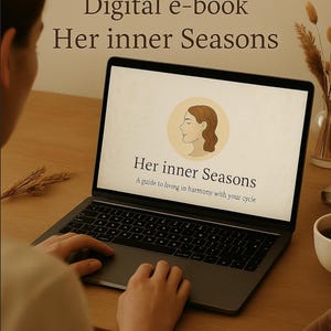 Op de afbeelding: Een laptop met de tekst "Her inner Seasons" en een profielillustratie van een vrouw. De laptop staat open op een houten bureau, met de tekst "Digital e-book" erboven. De afbeelding suggereert een gids om in harmonie met je cyclus te leven.