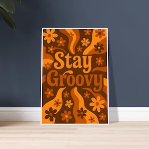 Póster "Stay Groovy" / Arte mural retro de los 70 / Impresión psicodélica vintage / Decoración funky con flores / Boho hippie / Póster con marco de madera