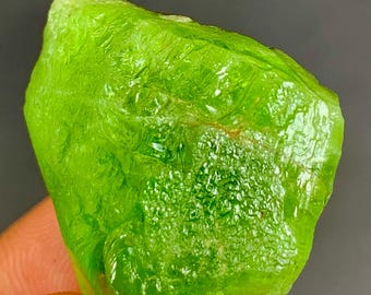 337.40カラットの原石ペリドット標本：天然グリーン8月誕生石