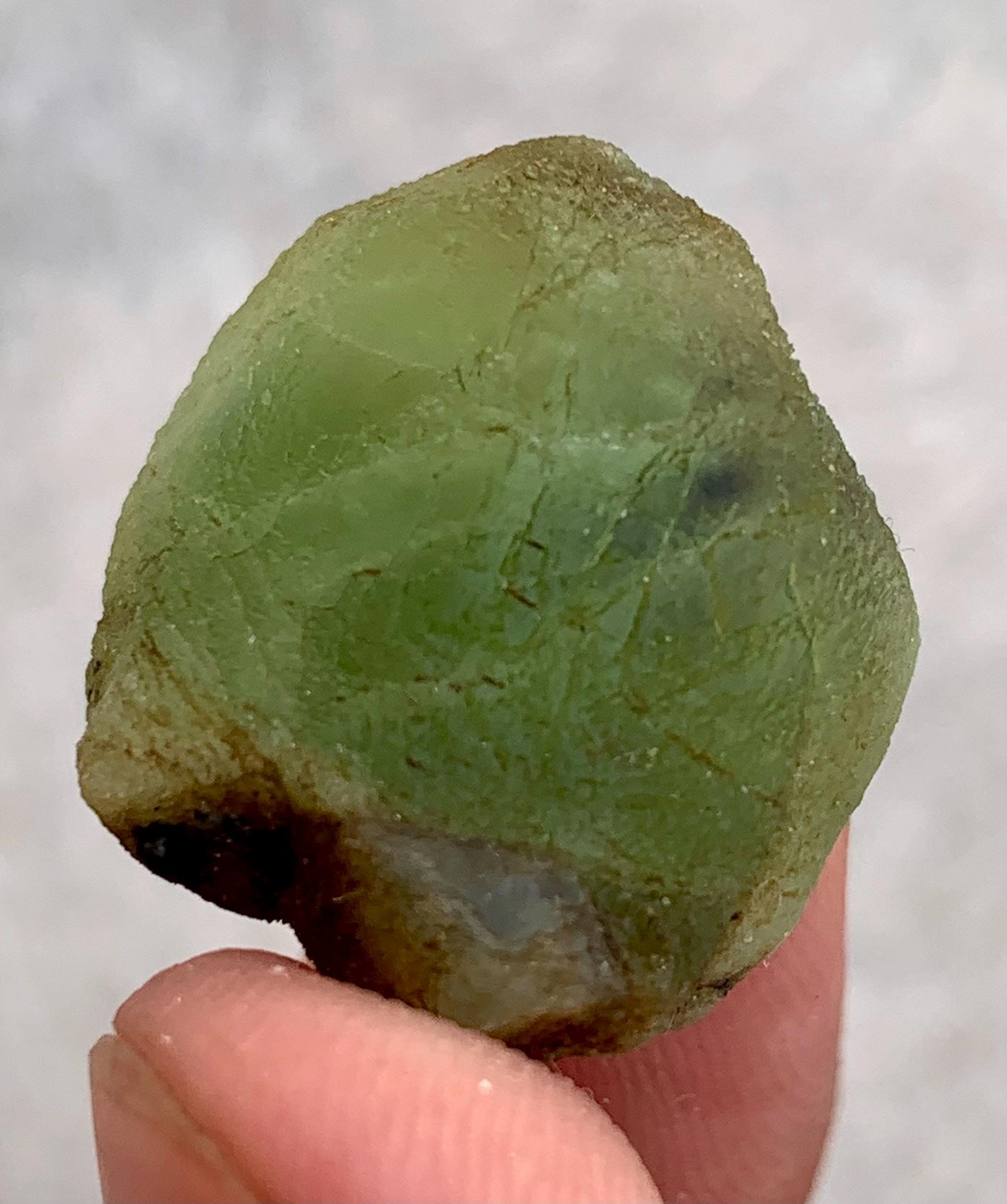 46.70カラットの原石ペリドット標本：天然グリーン8月誕生石クリスタル