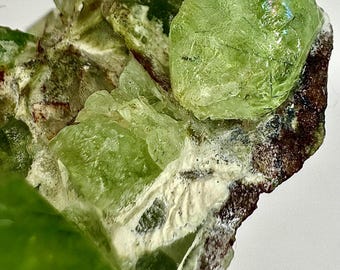 153カラットの原石ペリドット標本：天然グリーン8月誕生石クリスタル