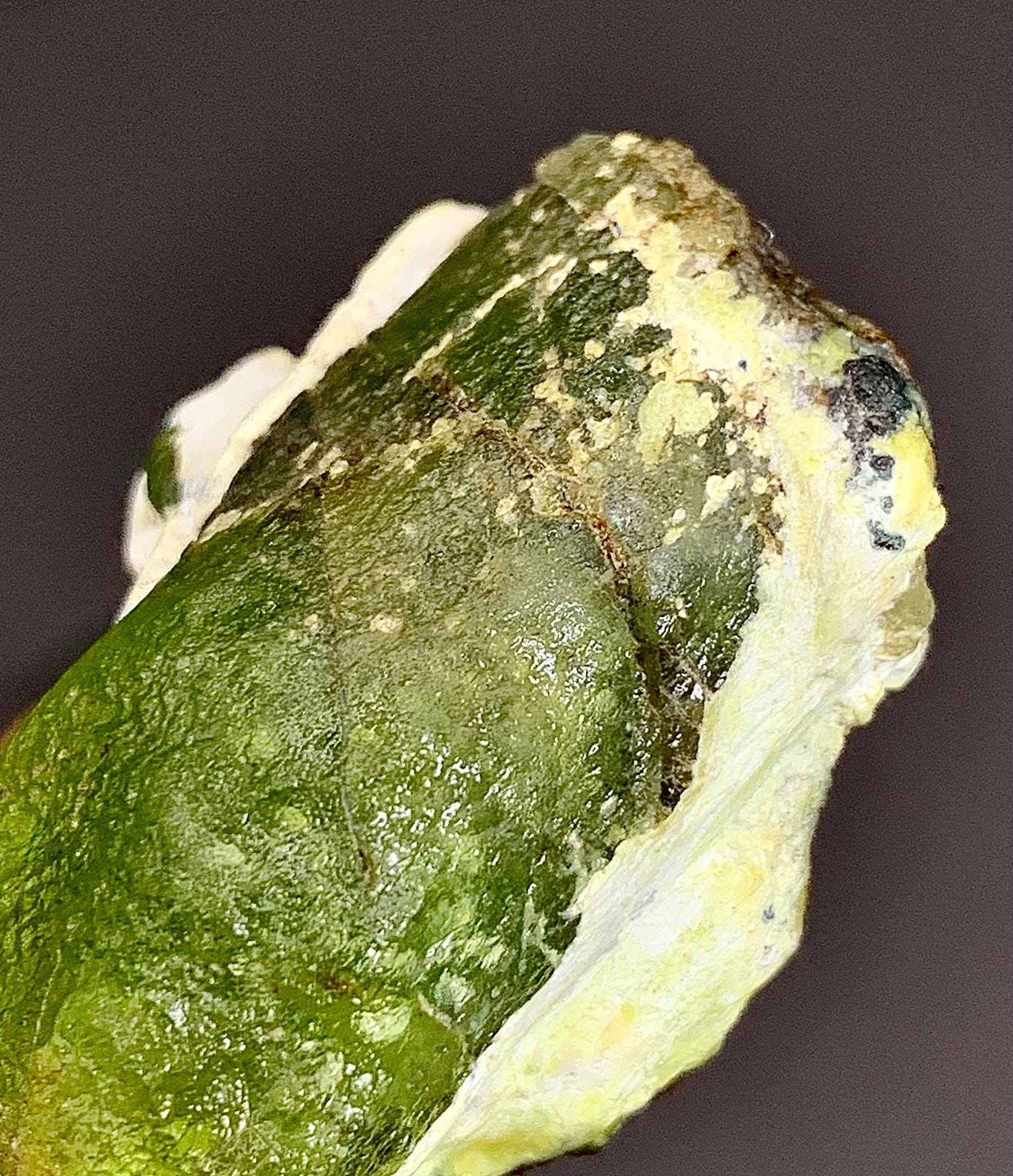 原石ペリドット標本：126.35カラットの天然グリーン宝石 - Etsy 日本