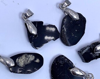 Juego de colgante y pendientes de turmalina negra en bruto: joyería de cristal de 80,10 ct
