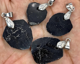Juego de colgante y pendientes de turmalina negra en bruto: joyería de cristal de 87,50 ct