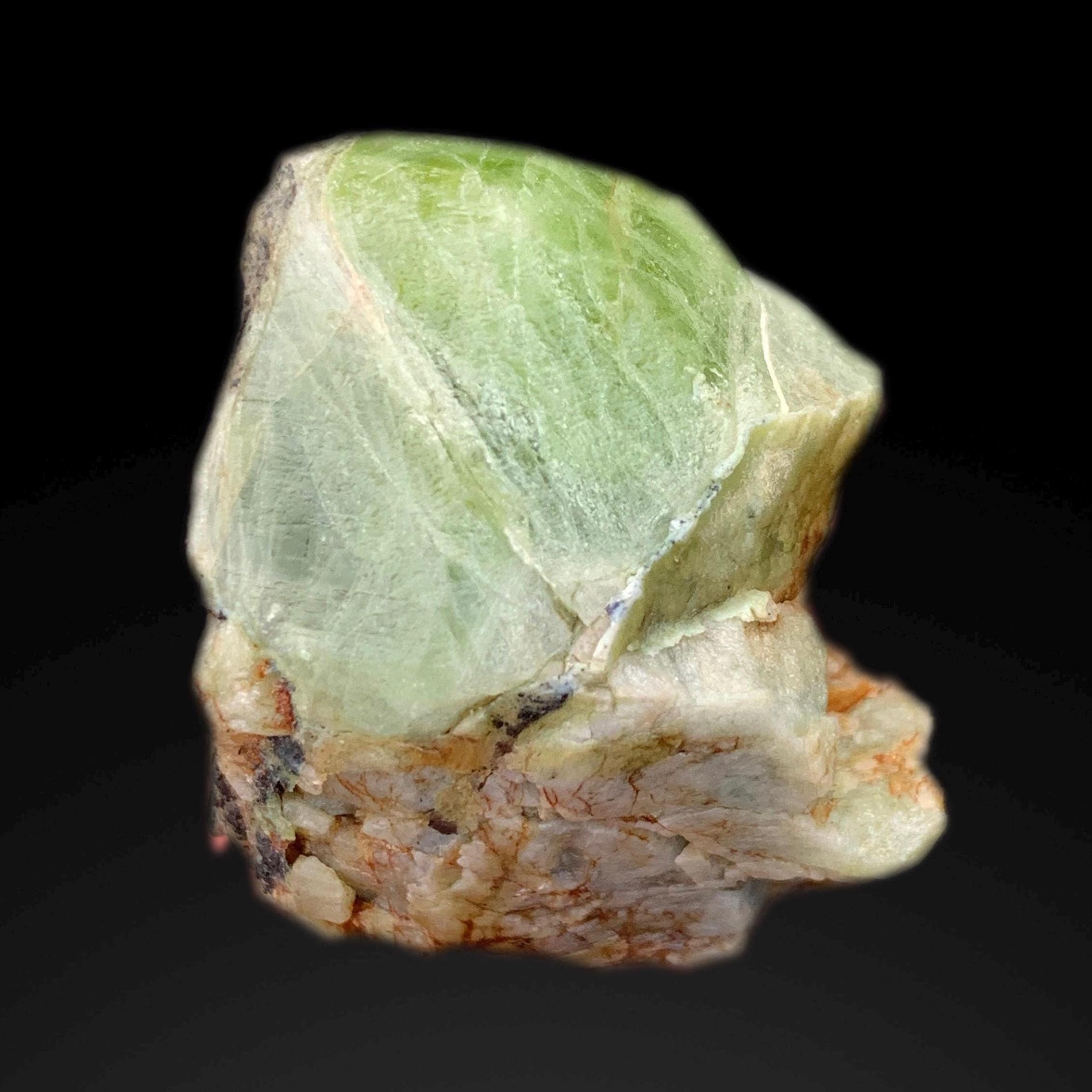 天然グリーンペリドット標本。 142.90カラットの原石ペリドット標本：天然グリーン8月誕生石