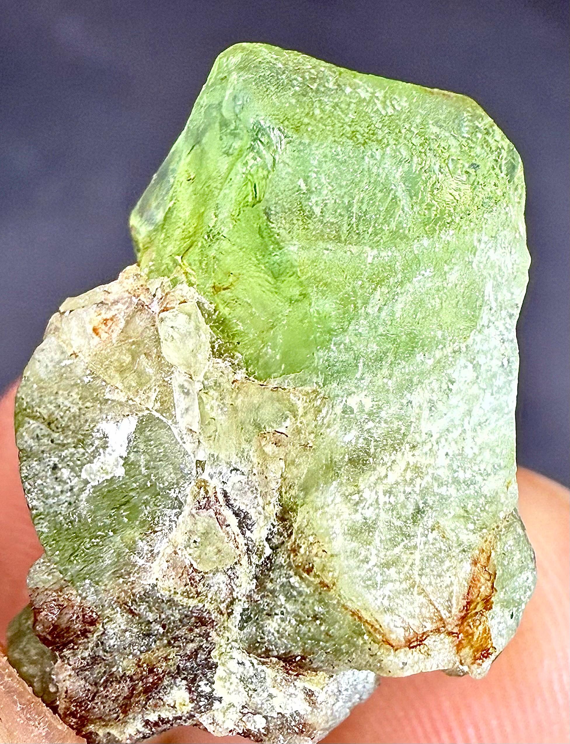 原石ペリドット標本：36.60カラットの天然グリーン宝石結晶 - Etsy 日本