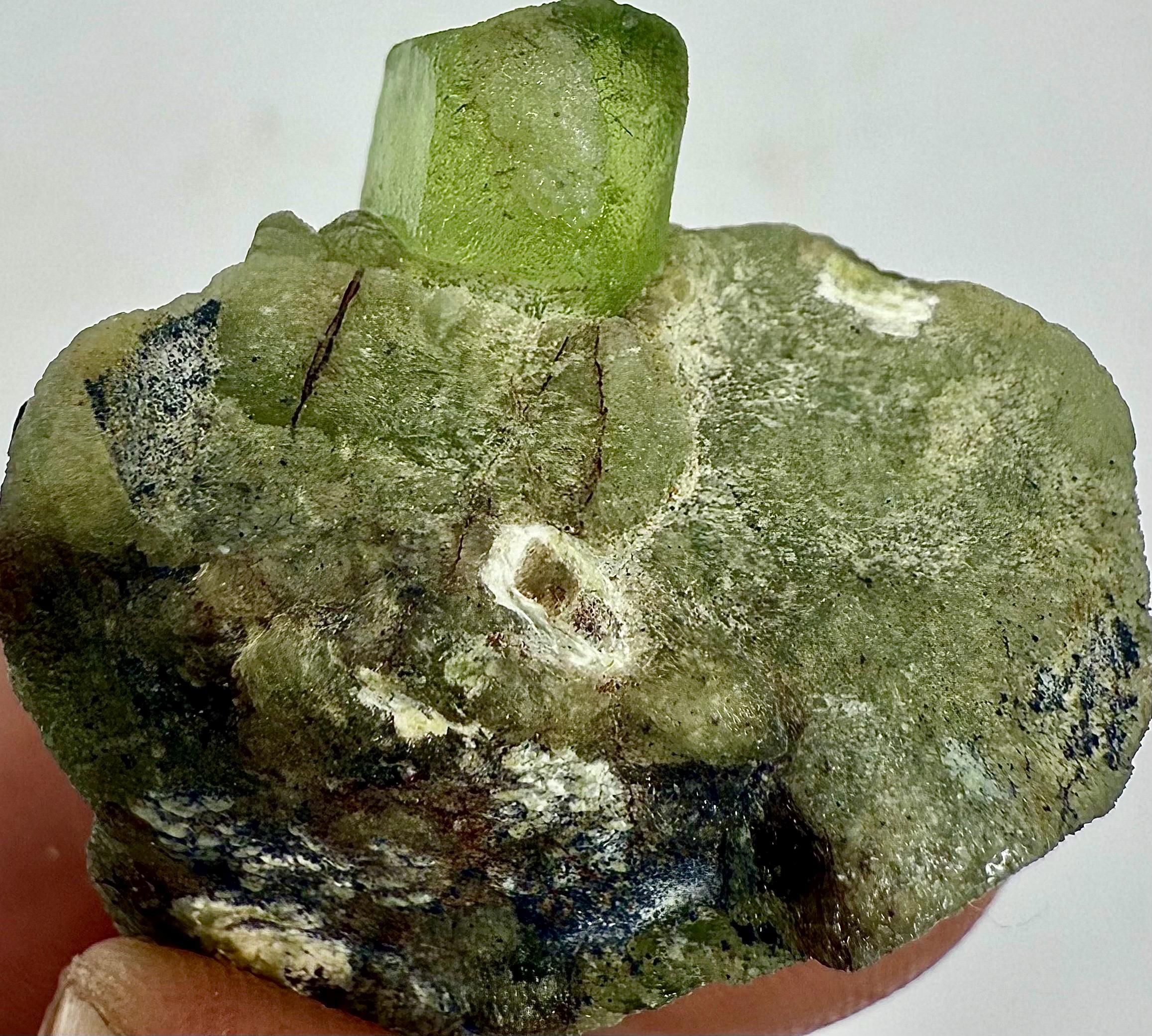 61.20カラットの原石ペリドット標本：天然グリーン8月誕生石クリスタル