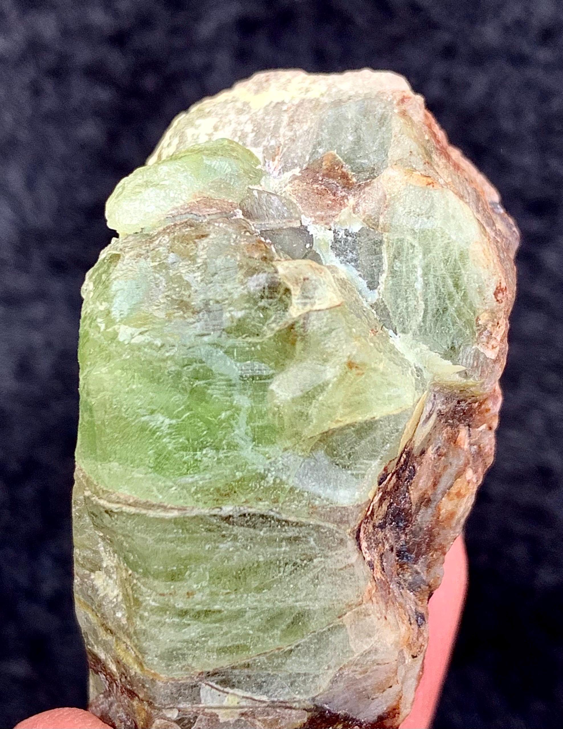 107.10カラットの原石ペリドット標本：天然グリーン8月誕生石