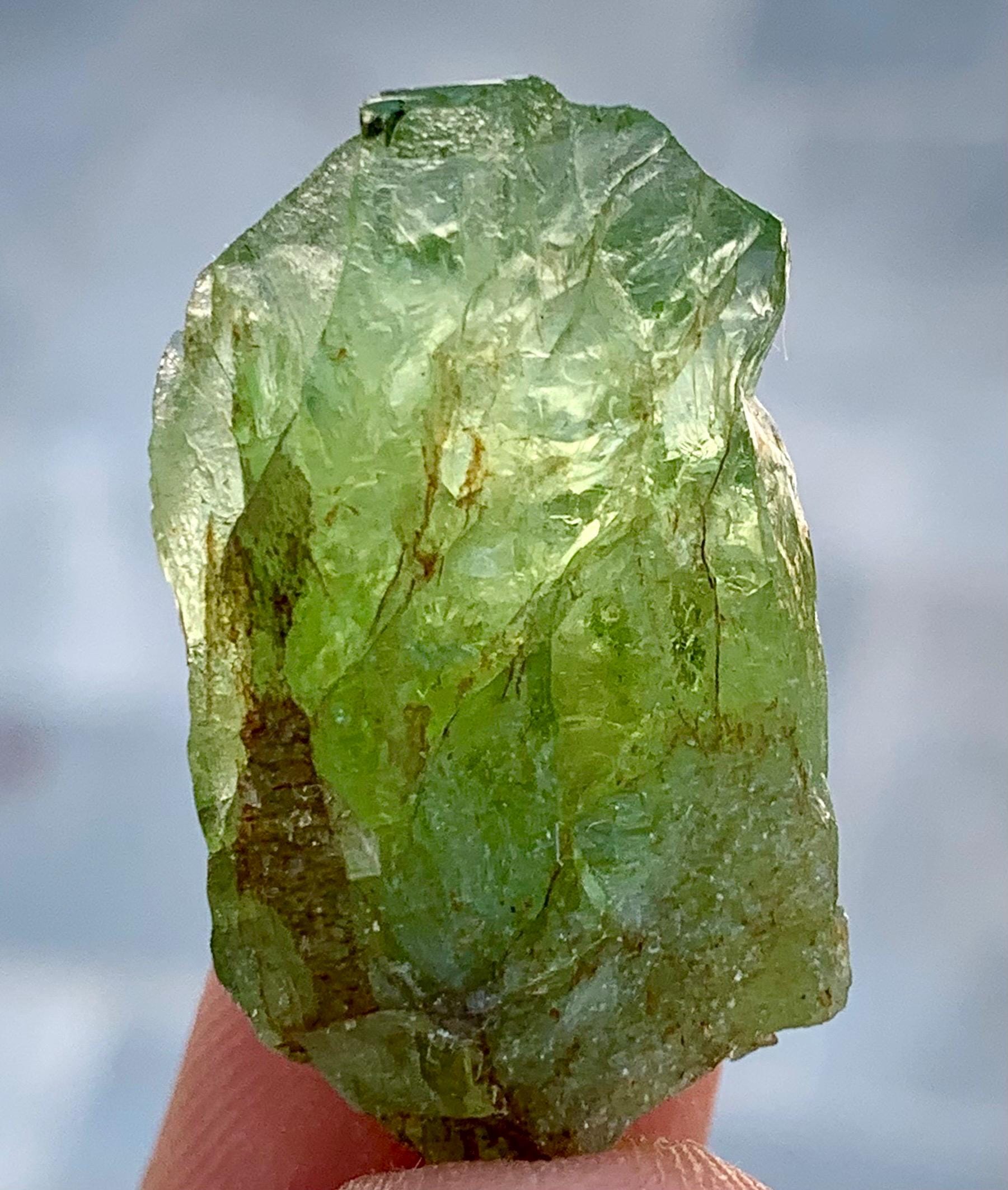 43.35カラットの原石ペリドット標本：天然グリーン8月誕生石クリスタル