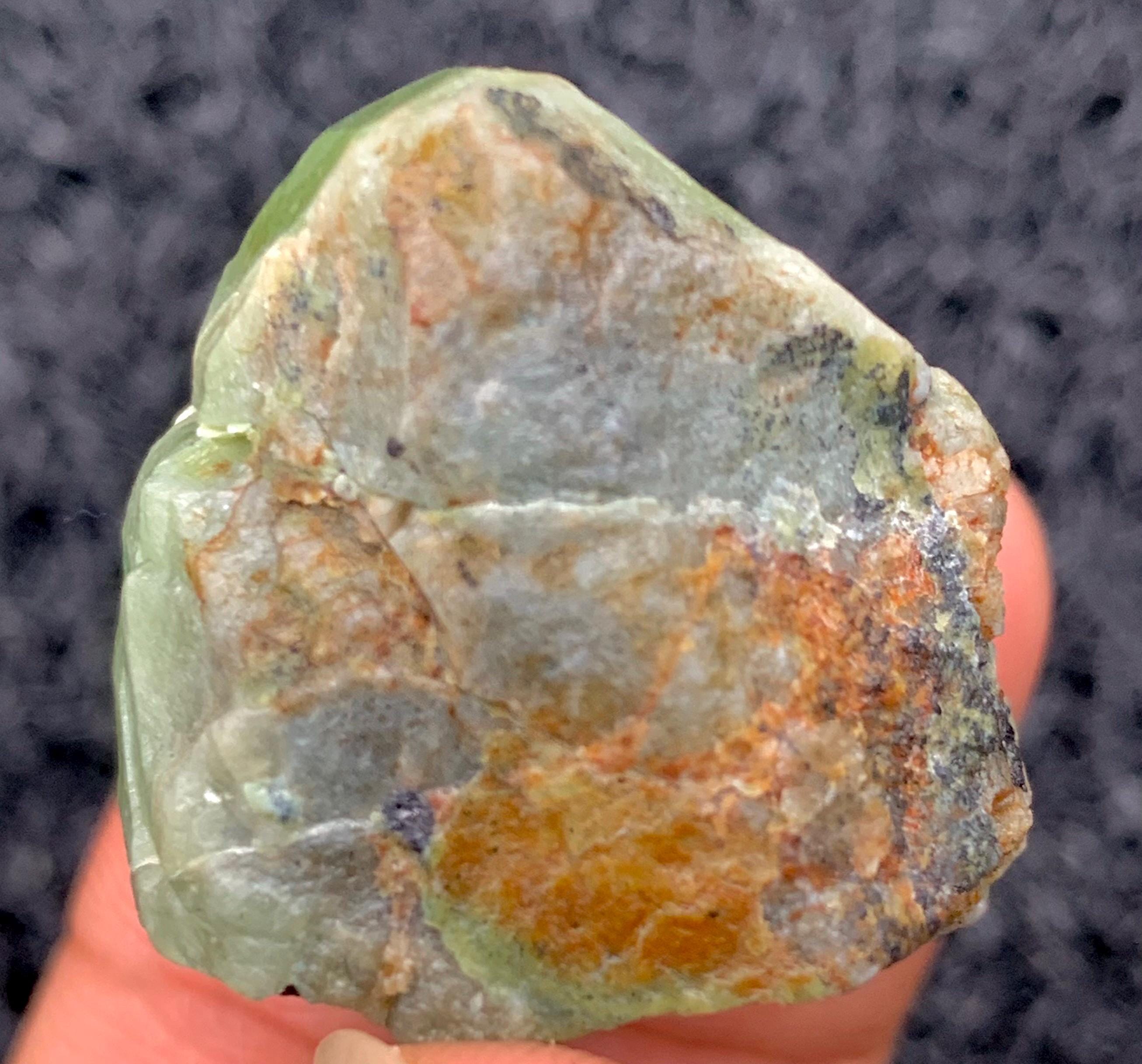 142.90カラットの原石ペリドット標本：天然グリーン8月誕生石