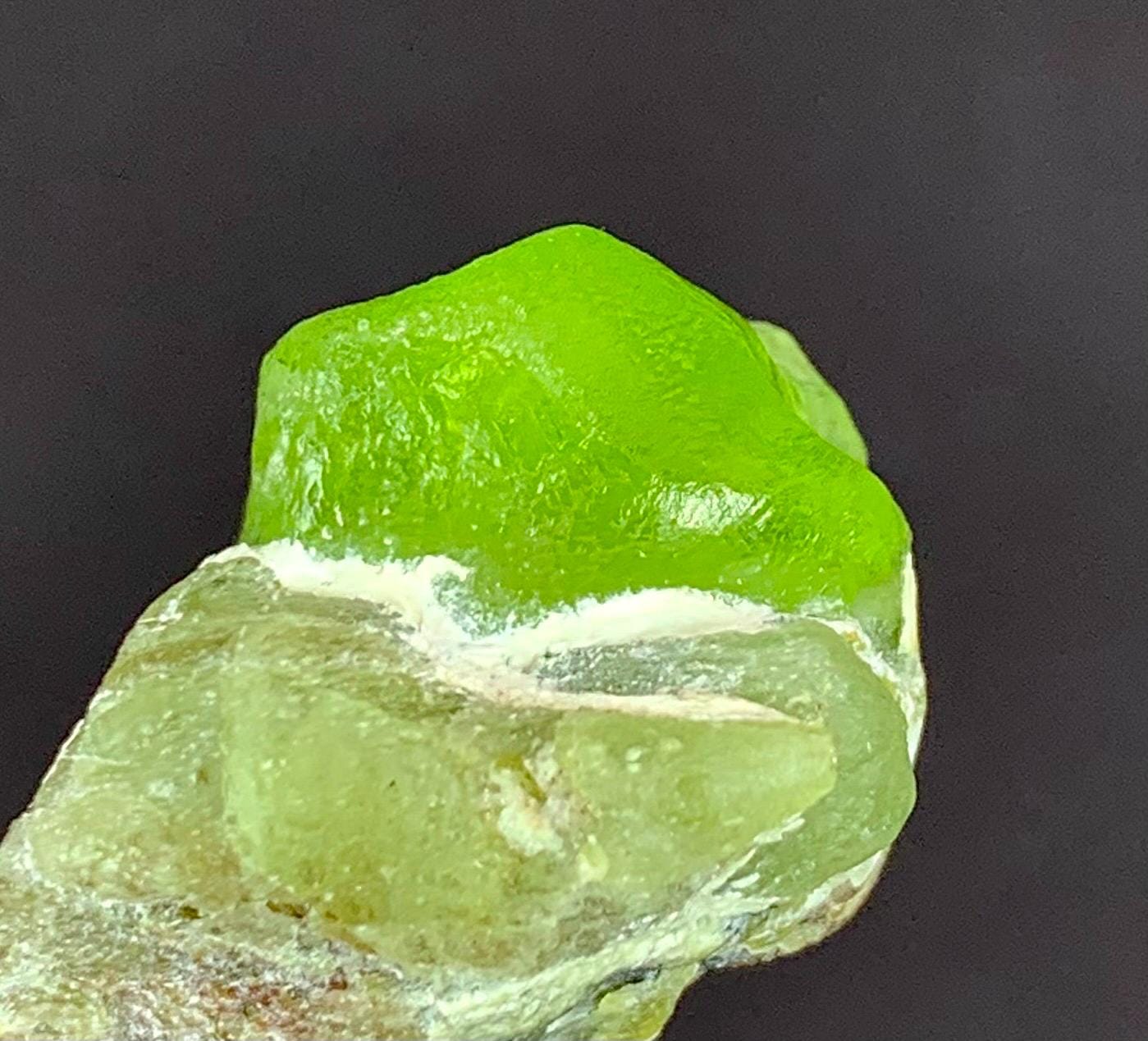 66カラットの原石ペリドット標本：天然グリーン8月誕生石クリスタル