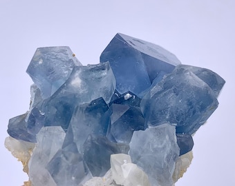 Cúmulo de cristal de celestina azul natural, 224,90 crt (espécimen mineral)