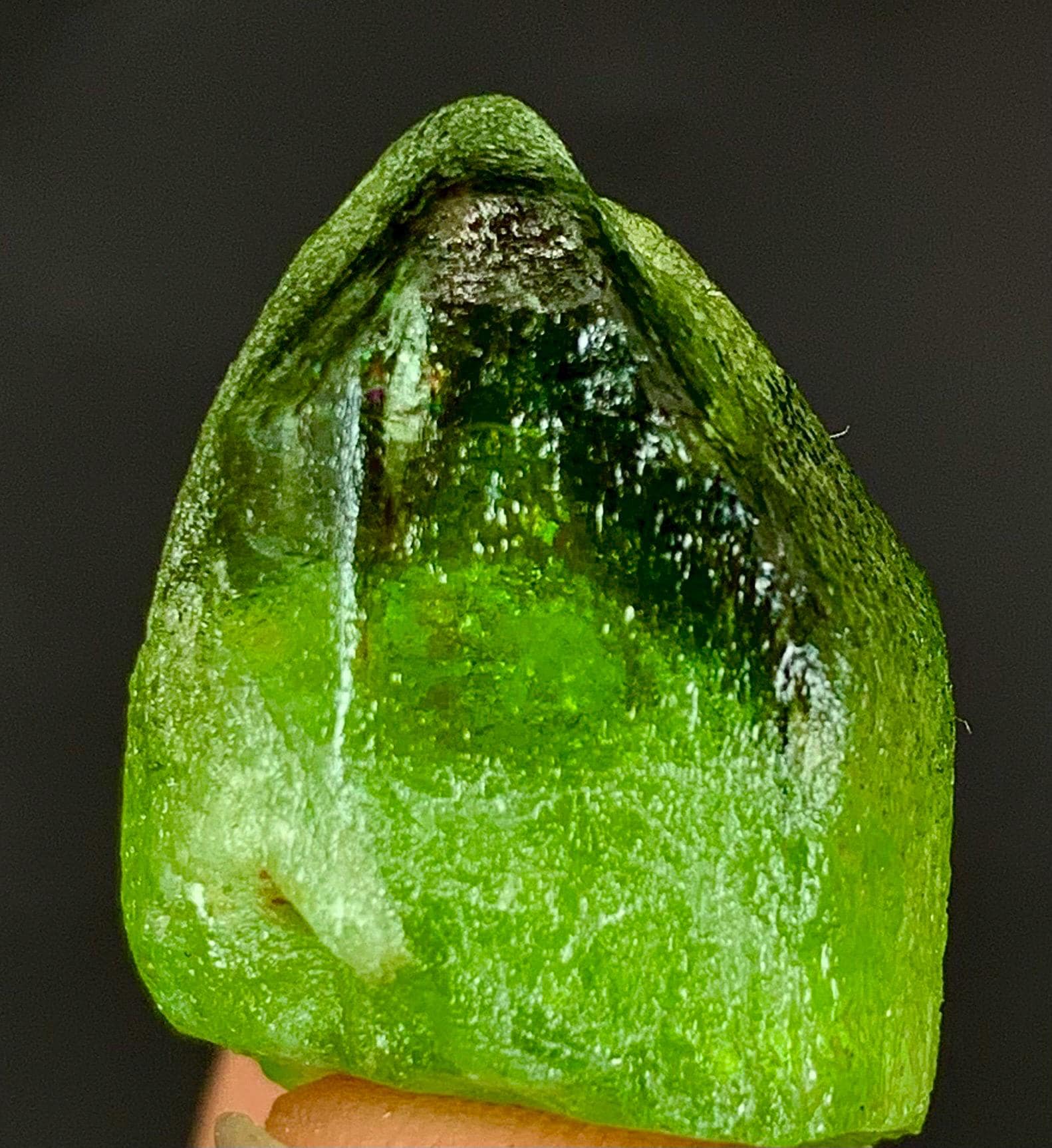 54.40カラットの原石ペリドット標本：天然グリーン8月誕生石クリスタル