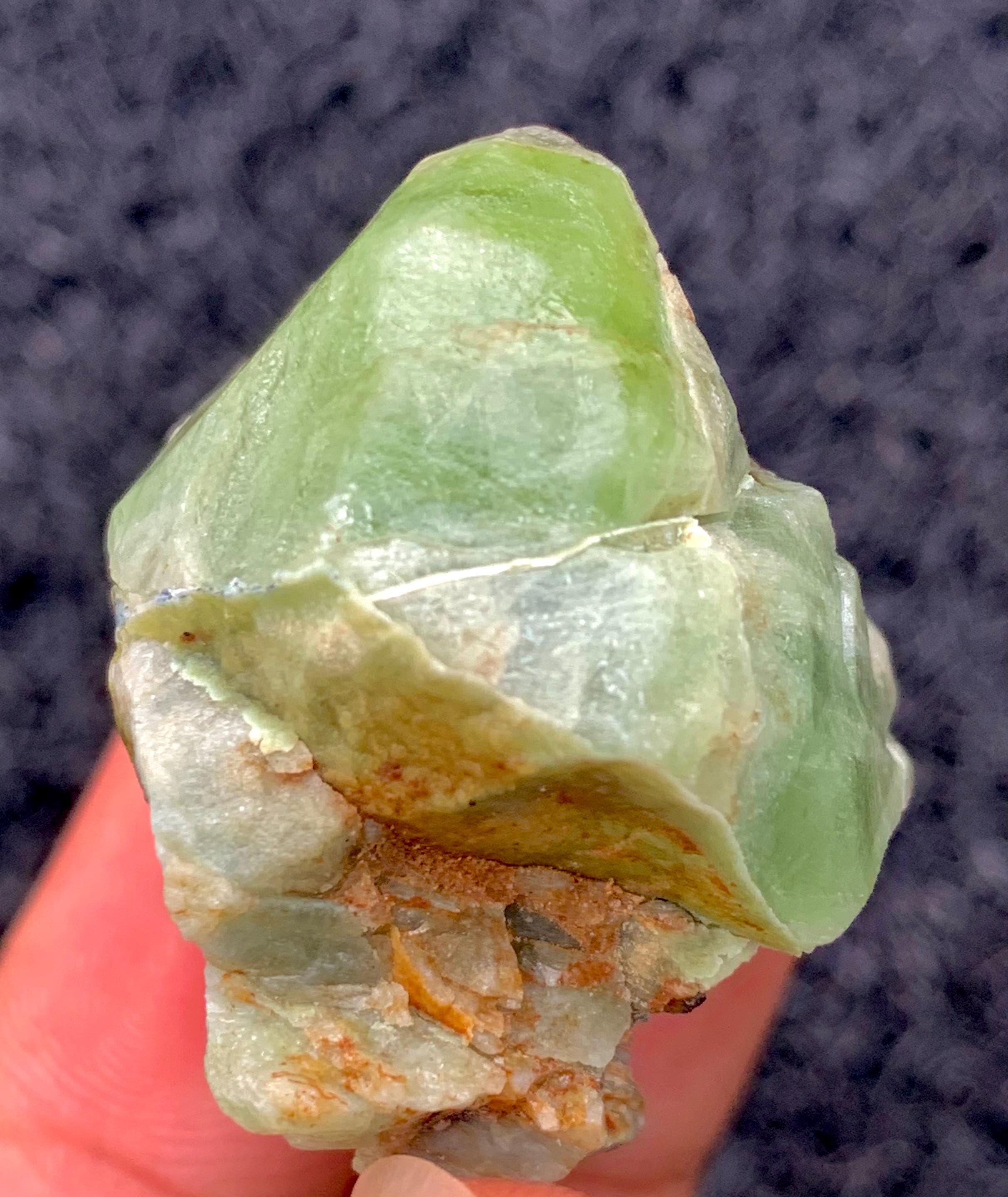 142.90カラットの原石ペリドット標本：天然グリーン8月誕生石