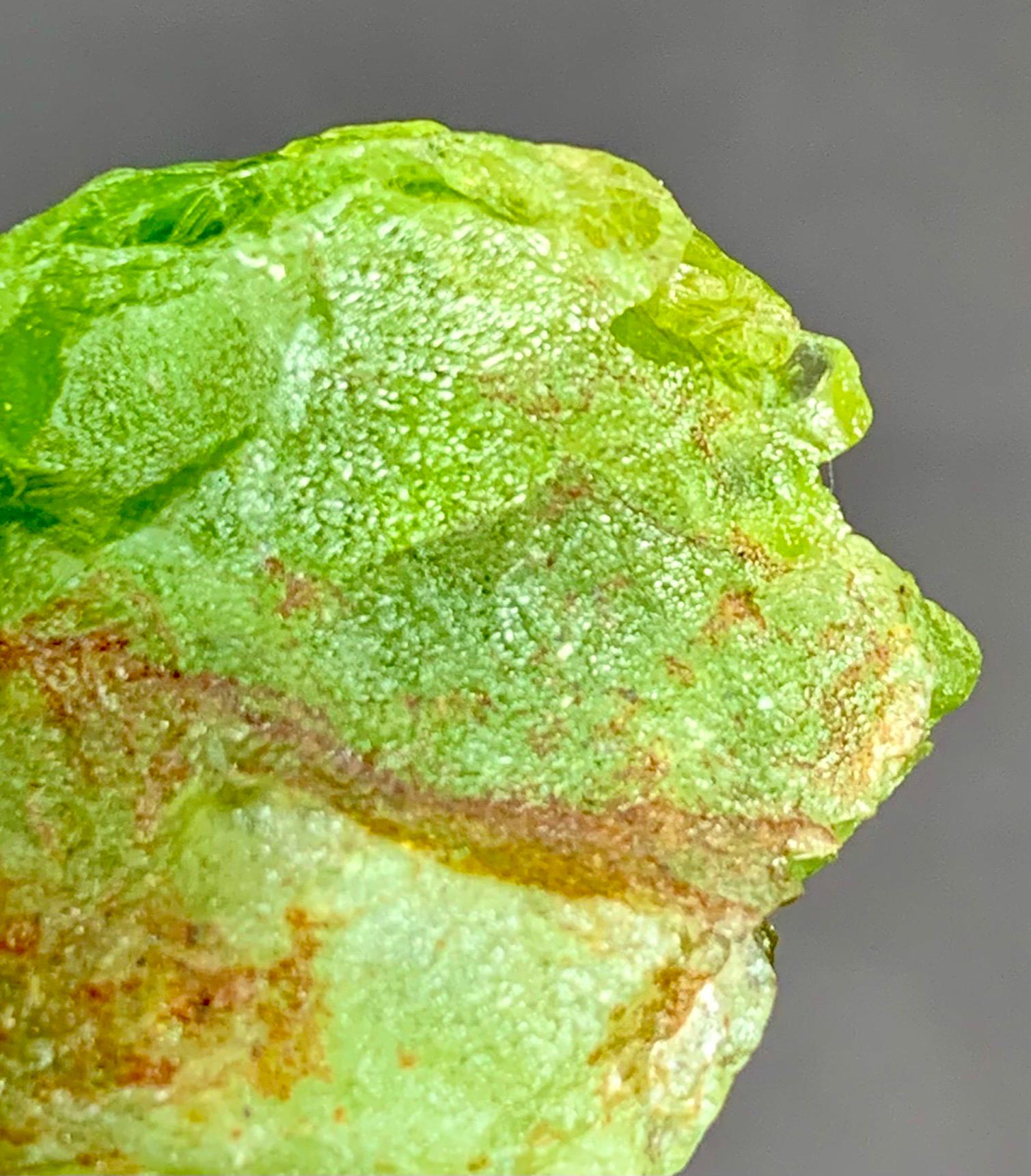 65.90カラットの原石ペリドット標本：天然グリーン8月誕生石クリスタル