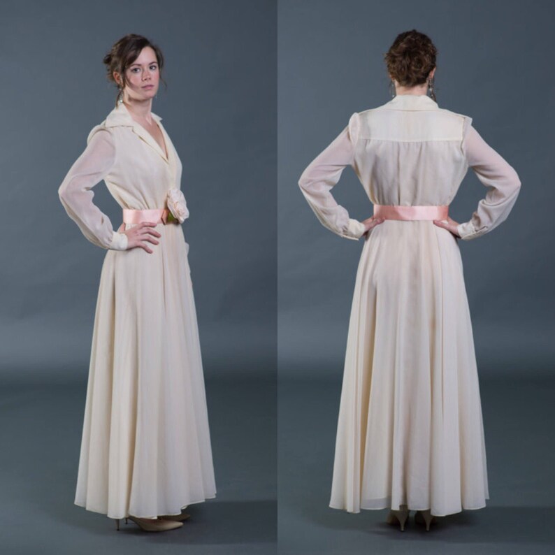 sz M Vtg 1970s cream colored shirtwaist wedding dress with pink rosette and belt