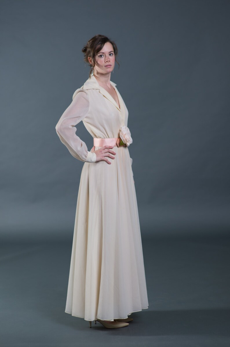 sz M Vtg 1970s cream colored shirtwaist wedding dress with pink rosette and belt