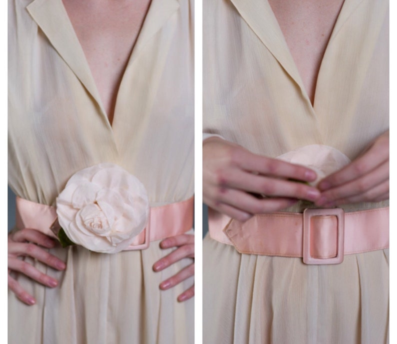 sz M Vtg 1970s cream colored shirtwaist wedding dress with pink rosette and belt