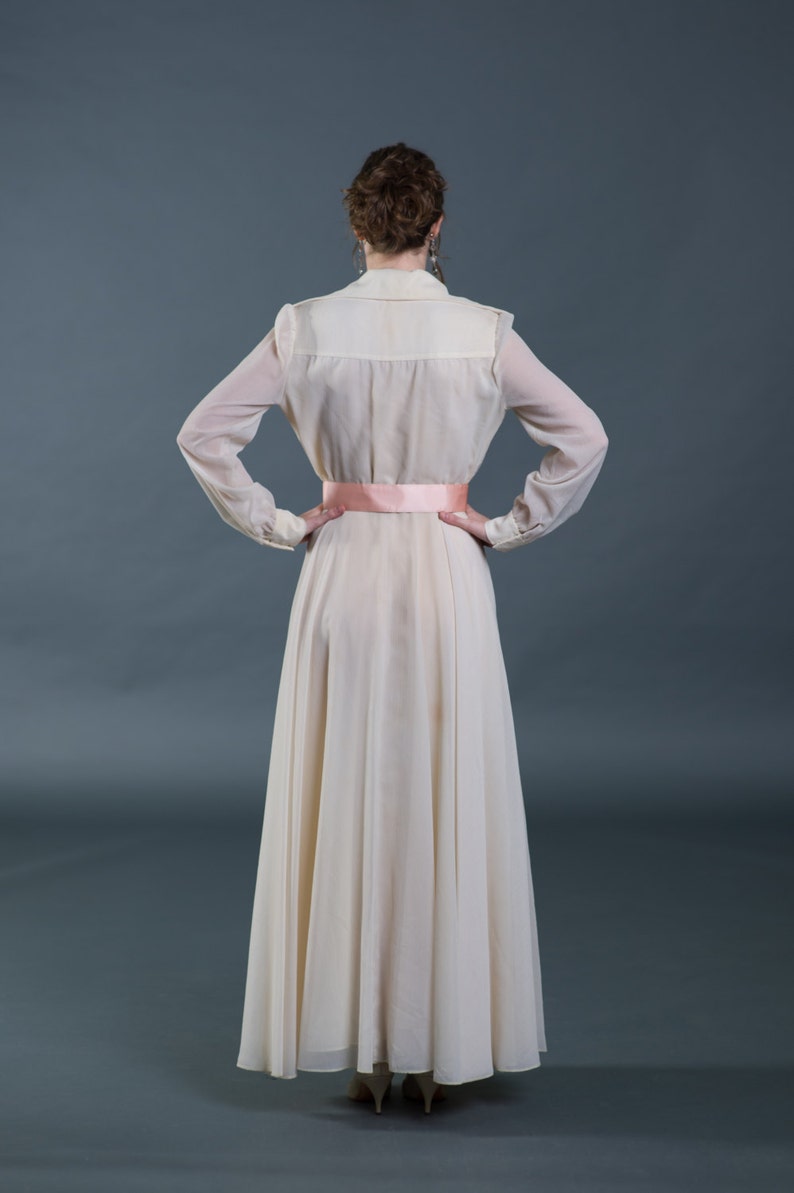 sz M Vtg 1970s cream colored shirtwaist wedding dress with pink rosette and belt