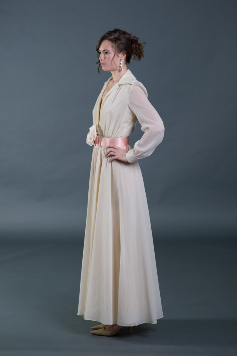 sz M Vtg 1970s cream colored shirtwaist wedding dress with pink rosette and belt