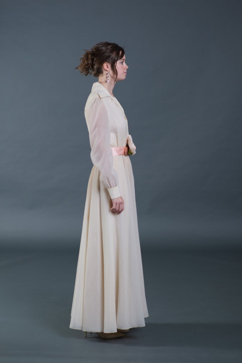 sz M Vtg 1970s cream colored shirtwaist wedding dress with pink rosette and belt