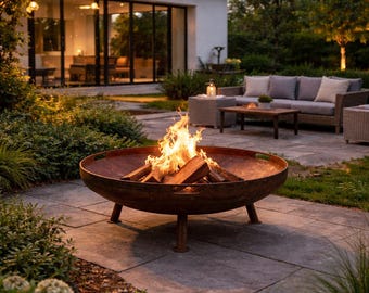 Verrostete Stahlfeuerstelle im Freien mit Grill, schwere Stahlgartenfeuerstelle, rustikaler Hotel- und Terrassenkamin