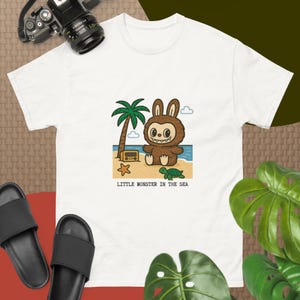 Słodki mały potwór na plaży | Letnia koszulka z kreskówkowym stworzeniem | Ocean Adventure Art