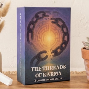 Może przedstawiać: Prostokątne pudełko na talię kart zatytułowane "THE THREADS OF KARMA". Pudełko przedstawia wzór zerwanego łańcucha nad świecącym labiryntem. Tekst na pudełku brzmi "A Deck for Healing, Closure, and Soul Lessons" i "75 CARDS FOR SOUL WORK & RELEASE."