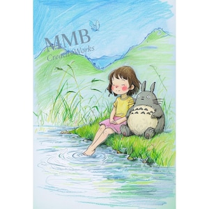 Pode incluir: Ilustração a lápis de cor de uma menina e um grande personagem cinzento Totoro perto de um riacho. A menina usa uma camisa amarela e uma saia rosa. O texto "MMB Creative Works" está no canto superior esquerdo.