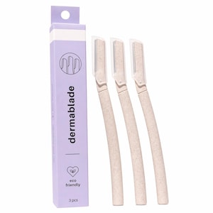 以下が含まれることがあります： ベージュのダーマブレードカミソリ3本とラベンダー色の箱。箱にはブランド名「dermablade」が縦書きで印刷され、「eco friendly」と「3 pcs」の文字も記載されています。