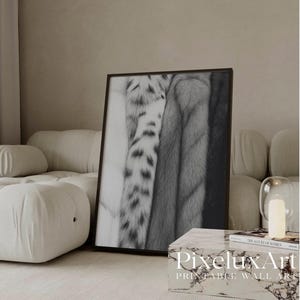 Puede incluir: Impresión enmarcada en blanco y negro que presenta un primer plano de texturas de piel. La obra de arte muestra varios patrones y tonos de piel, creando una estética monocromática. La impresión se exhibe en un salón moderno.