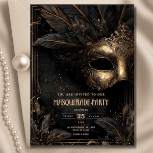 Op de afbeelding: Uitnodiging voor een gemaskerd bal met een goud en zwart ontwerp. De uitnodiging toont een decoratief masker, veren en de tekst "MASQUERADE PARTY" en "25 december 2025". De uitnodiging staat op een witte envelop.