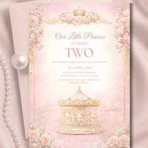 Op de afbeelding: Roze en gouden verjaardagsuitnodiging met de tekst "Our Little Princess is Turning Two". De uitnodiging heeft een carrousel illustratie, bloemaccenten en een parelketting.