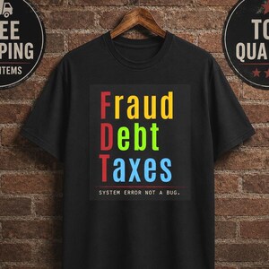 以下が含まれることがあります： カラフルなデザインで「Fraud Debt Taxes」という言葉が重ねられた黒いTシャツ。「SYSTEM ERROR NOT A BUG」というテキストが下にあります。「送料無料」と「TOP QUALITY」と書かれた2つの丸いサイン。