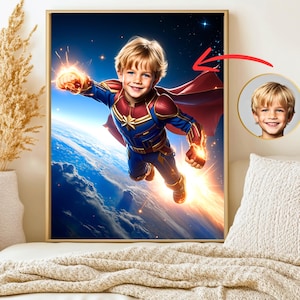 以下が含まれることがあります： 宇宙を飛ぶスーパーヒーローのコスチュームを着た少年が描かれたフレームプリント。 少年は金髪、赤いマント、青と金のスーツを着ています。 このアートワークは、ダイナミックでアクション指向です。