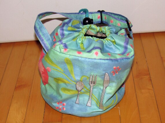 round insulated lunch bag