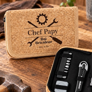 Peut inclure: Une trousse à outils en liège beige avec fermeture éclair, arborant une impression noire représentant un engrenage, une clé et un tournevis avec le texte Chef Papy Roi Bricoleur Lina & Mat. L'intérieur noir contient divers outils métalliques.
