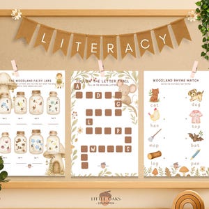 Op de afbeelding: Een educatieve presentatie in een houten frame met drie werkbladen. De bladen bevatten illustraties en spelletjes met een bos thema, waaronder letters matchen en rijmen. Een banner met de tekst "LITERACY" hangt erboven.