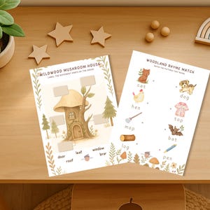 Op de afbeelding: Twee educatieve werkbladen op een houten oppervlak. E&eacute;n bevat een illustratie van een paddenstoelenhuis met invullabels. De andere is een matching game met illustraties van bosdieren en objecten. Houten sterren en een regenboogdecor zijn ook zichtbaar.