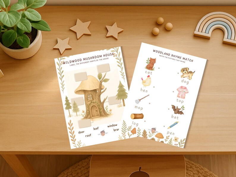 Op de afbeelding: Twee educatieve werkbladen op een houten oppervlak. E&eacute;n bevat een illustratie van een paddenstoelenhuis met invullabels. De andere is een matching game met illustraties van bosdieren en objecten. Houten sterren en een regenboogdecor zijn ook zichtbaar.