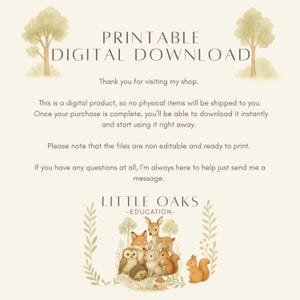 Op de afbeelding: Een beige digitale download print met de tekst "PRINTABLE DIGITAL DOWNLOAD". De afbeelding bevat aquarel illustraties van bomen en bosdieren, waaronder een vos, een hert, een uil en een eekhoorn. De winkelnaam "LITTLE OAKS -EDUCATION-" wordt ook weergegeven.