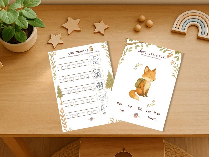 Op de afbeelding: Twee educatieve werkbladen voor kinderen. E&eacute;n bevat CVC-traceeroefeningen met illustraties van een kat, hond, mok, varken en kip. Het andere werkblad is getiteld "Label Little Foxy" met een vosillustratie en woordenschat.