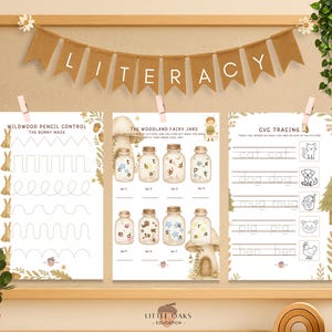 Op de afbeelding: Een educatieve display met houten frame met drie werkbladen voor kinderen. De bladen bevatten oefeningen voor het traceren, doolhoven en woordherkenning. Een banner met de tekst "LITERACY" hangt boven de bladen.
