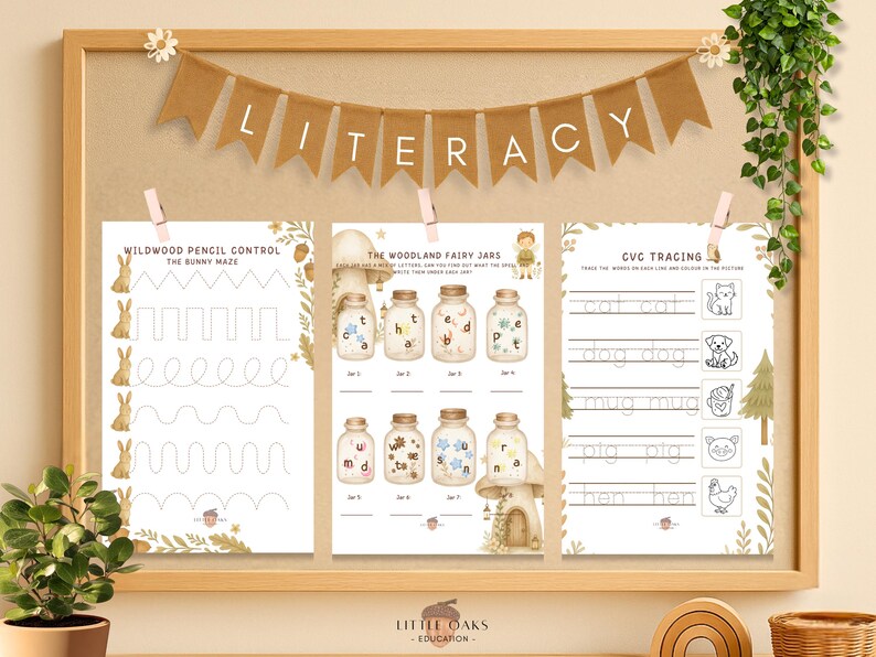 Op de afbeelding: Een educatieve display met houten frame met drie werkbladen voor kinderen. De bladen bevatten oefeningen voor het traceren, doolhoven en woordherkenning. Een banner met de tekst "LITERACY" hangt boven de bladen.
