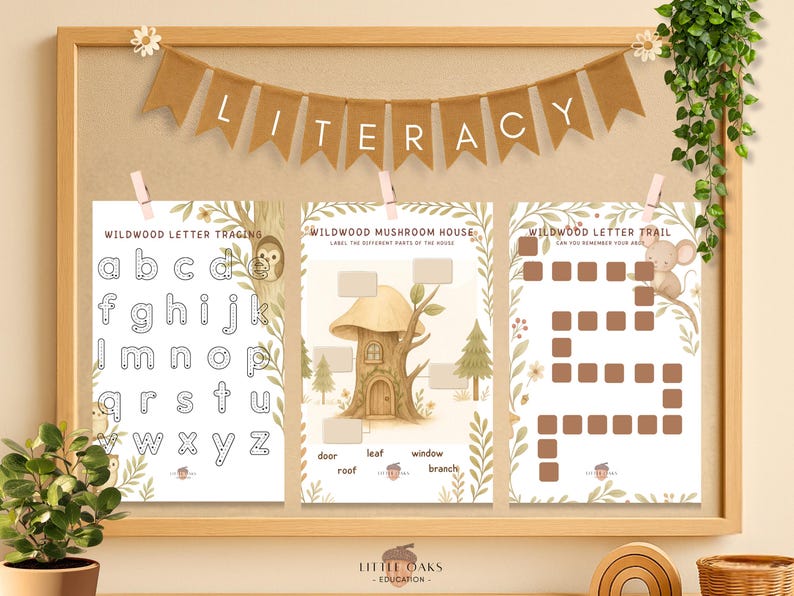 Op de afbeelding: Een educatieve display met houten frame met drie werkbladen. De bladen bevatten het traceren van letters, een activiteit voor het labelen van een paddenstoelenhuis en een letterpadspel. De banner hierboven luidt "LITERACY". Het thema is ge&iuml;nspireerd op de natuur.